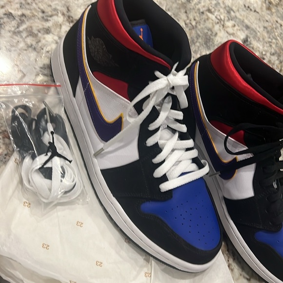 Nike Air Jordan sneakers 1Mid SE men size 12.  EUC like new - Picture 2 of 13